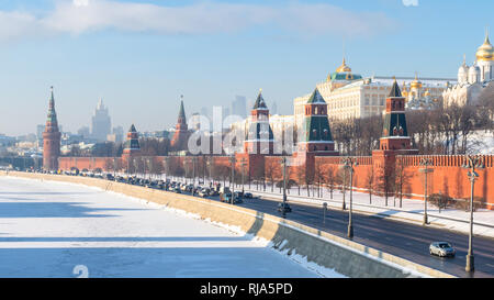 Paesaggio urbano di Mosca - vista panoramica del Cremlino lungo il Cremlino terrapieno vicino congelati fiume Moskva nella soleggiata giornata invernale Foto Stock