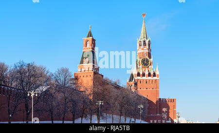 Vista panoramica di Spasskaya, Tsarskaya e Nabatnaya torri del Cremlino pareti da Vasilevsky Spusk (discesa) della Piazza Rossa di Mosca città nella soleggiata win Foto Stock