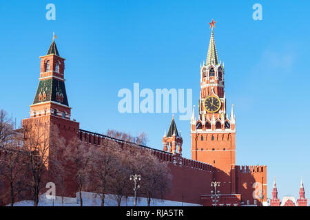 Vista di Nabatnaya, Tsarskaya e torri Spasskaya nella parete del Cremlino a Piazza Rossa di Mosca città nella soleggiata giornata invernale Foto Stock