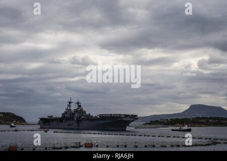 SOUDA BAY, Grecia (nov. 1, 2016) l'assalto anfibio nave USS Wasp (LHD 1) si diparte Souda Bay, Grecia, nov. 1, 2016. Wasp sta conducendo operazioni navali negli Stati Uniti Sesta flotta area di operazioni a sostegno degli Stati Uniti per gli interessi di sicurezza nazionali in Europa e in Africa. Foto Stock