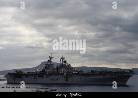 SOUDA BAY, Grecia (nov. 1, 2016) USS Wasp (LHD 1) si diparte Souda Bay, Grecia, nov. 1, 2016. Wasp sta conducendo operazioni navali negli Stati Uniti Sesta flotta area di operazioni a sostegno degli Stati Uniti per gli interessi di sicurezza nazionali in Europa e in Africa. Foto Stock