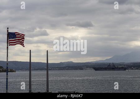 SOUDA BAY, Grecia (nov. 1, 2016) USS Wasp (LHD 1) si diparte Souda Bay, Grecia, nov. 1, 2016. Wasp sta conducendo operazioni navali negli Stati Uniti Sesta flotta area di operazioni a sostegno degli Stati Uniti per gli interessi di sicurezza nazionali in Europa e in Africa. Foto Stock