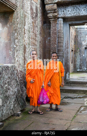Zwei Mönche im Tempel Preah Vihear, ein Tempel auf einem Bergplateau, ehemals thailändisches Staatsgebiet, gehört heute zu Kambodscha, der Tempel wird Foto Stock