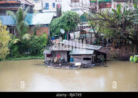 Auf dem Weg nach Kampong Cham, Fischerhaus am Ufer des Flusses Sen Foto Stock