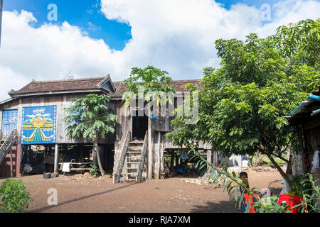 Auf dem Weg nach Kampong Cham, Traditionelles Wohnhaus / Bauernhaus Foto Stock