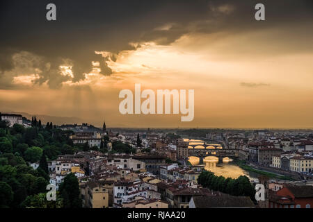 Panoramica vista aerea sulla città da Piazza Michelangelo al tramonto, il Ponte Vecchio mirroring nel fiume Arno Foto Stock