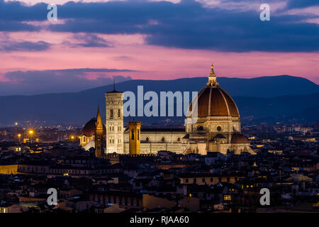 Vista aerea sulla città illuminata da Piazza Michelangelo di notte, Duomo in piedi fuori Foto Stock