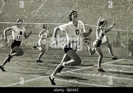 Fotografia del Signore 100 metri di gara al 1932 giochi olimpici. Stanislawa Walasiewicz (1911-1980) ha portato a casa d'oro per la Polonia. Si è appreso che Walasiewicz aveva un cromosoma Y ed è stato intersechi Foto Stock