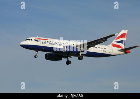 British Airways Airbus A320 di aerei per il trasporto di passeggeri, reg. n. G-EUYM. Foto Stock