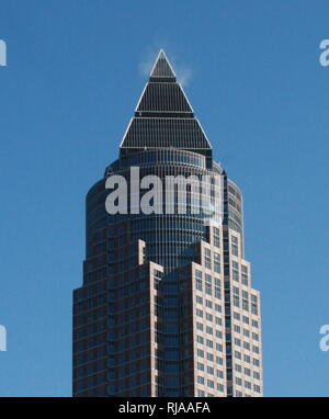 Il MesseTurm, o il commercio equo Tower, a 63 piani, 257 m (843 ft)[5] grattacielo nel quartiere Westend-Süd di Francoforte in Germania. È il secondo edificio più alto di Francoforte, il secondo edificio più alto in Germania e il terzo edificio più alto nell'Unione europea. Era il più grande edificio in Europa dal suo completamento nel 1991 fino al 1997. Il MesseTurm si trova vicino all'Area della Fiera di Francoforte. Helmut Jahn progettato il MesseTurm in una postmoderna stile architettonico. Foto Stock