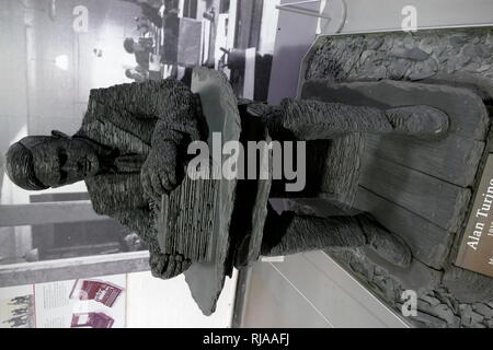 Alan Turing (1912 - 1954), inglese computer scienziato, matematico, logician, cryptanalyst, filosofo, biologo teorico. La scultura in ardesia da Stephen bollitore (nato il 12 luglio 1966). Questa dimensione di vita statua di Alan Turing è a Bletchley Park Museum Foto Stock