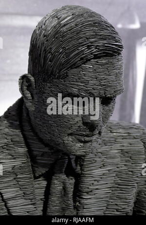 Alan Turing (1912 - 1954), inglese computer scienziato, matematico, logician, cryptanalyst, filosofo, biologo teorico. La scultura in ardesia da Stephen bollitore (nato il 12 luglio 1966). Questa dimensione di vita statua di Alan Turing è a Bletchley Park Museum Foto Stock