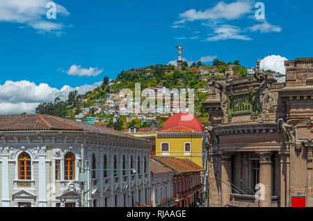 Paesaggio di architettura coloniale nel centro storico della città di Quito con la Panecillo Hill e la Vergine di Quito in background, Ecuador. Foto Stock