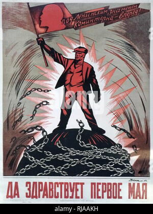 1929 i comunisti russi poster di propaganda. Raffigura un lavoratore rompere le sue catene sotto una bandiera con un ritratto di Lenin. Lo slogan recita "Viva il giorno di maggio!' da Vladimir Deni Foto Stock