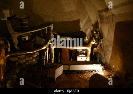 La ricostruzione raffigurante la tomba di Tutankhamon nel 1922. Howard Carter (9 maggio 1874 - 2 Marzo 1939) era un archeologo britannico e egittologo che divenne famoso in tutto il mondo dopo la scoperta della tomba intatta (designato KV62) della XVIII dinastia faraone Tutankhamon nel novembre 1922. Foto Stock