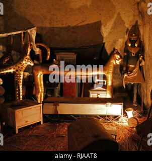 La ricostruzione raffigurante la tomba di Tutankhamon nel 1922. Howard Carter (9 maggio 1874 - 2 Marzo 1939) era un archeologo britannico e egittologo che divenne famoso in tutto il mondo dopo la scoperta della tomba intatta (designato KV62) della XVIII dinastia faraone Tutankhamon nel novembre 1922. Foto Stock