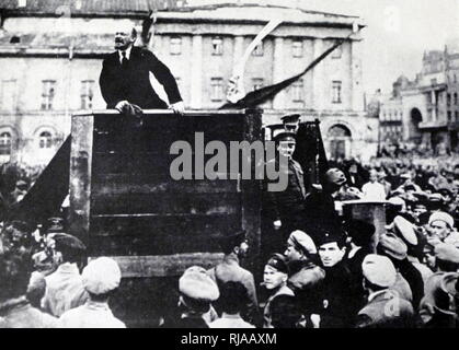Nazioni Unite alterato fotografia di Vladimir Lenin con Leon Trotsky, nella Piazza Rossa di Mosca 1918. Foto Stock