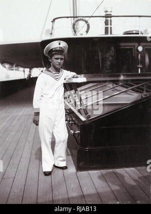 Alexei Nikolaevich (1904 - 1918); Tsarevich, apparente erede al trono dell'impero russo, di età compresa tra i 8 a bordo del Royal Yacht. Egli era il bambino più in giovane età e soltanto figlio di imperatore Nicola II e l'imperatrice Alexandra Feodorovna. Egli era nato con emofilia. È stato assassinato insieme ai suoi genitori, quattro sorelle e tre fermi durante la Guerra Civile Russa per ordine del governo bolscevico Foto Stock