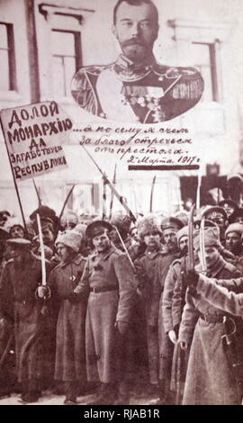 Soldati russi rivolta a San Pietroburgo durante la rivoluzione russa. Banner attaccando Tsar Nicholas II sono visibili. 1917 Foto Stock