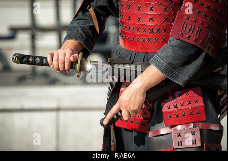 Il samurai sfoderato il suo tradizionale katana Foto Stock