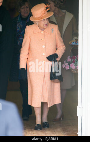 La regina lasciando San Pietro e di San Paolo Chiesa Parrocchiale ,West Newton vicino a Sandringham, Norfolk ,domenica 3 febbraio dopo il servizio mattutino. Foto Stock