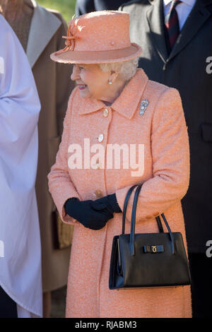 La regina lasciando San Pietro e di San Paolo Chiesa Parrocchiale ,West Newton vicino a Sandringham, Norfolk ,domenica 3 febbraio dopo il servizio mattutino. Foto Stock