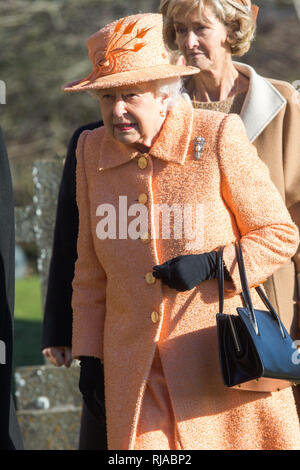 La regina lasciando San Pietro e di San Paolo Chiesa Parrocchiale ,West Newton vicino a Sandringham, Norfolk ,domenica 3 febbraio dopo il servizio mattutino. Foto Stock