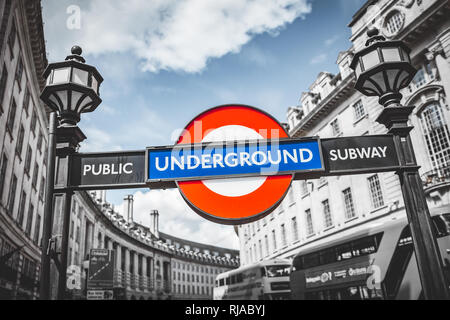 LONDON, Regno Unito - 19 Maggio 2017: Londra famoso segno sotterraneo situato sopra la porta d'ingresso alla stazione. Foto Stock