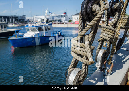 Manovre sul ponte di una vecchia nave a vela Foto Stock