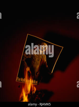 Una fotografia del leader nazista Adolf Hitler, ustioni. Ricreazione di post-guerra de-nazification in Germania. Foto Stock