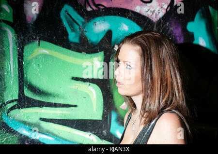 La donna in un graffitied vicolo di Melbourne, Australia Foto Stock