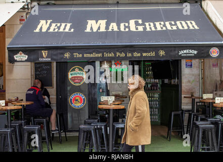Malaga, Spain. Il più piccolo pub irlandese del mondo o così il proprietario dichiara a Malaga, Spagna. Foto Stock