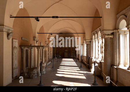 Il chiostro dell'arcibasilica di San Giovanni in Laterano, cattedrale del Santissimo Salvatore e dei Santi Giovanni Battista ed Evangelista in seguito Foto Stock