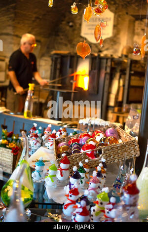 Vetro vetreria di lavoratore in fabbrica di vetro fabbricato in officina in Austria Foto Stock