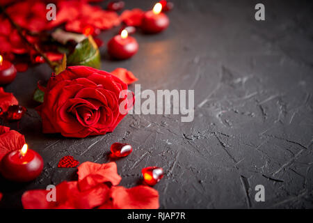 Red Rose, petali di fiori e candele, accessori di datazione, boxed doni, cuori, paillettes Foto Stock