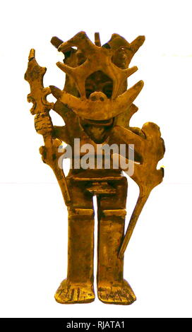 Oro oggetto pettorale raffigurante umano per la trasformazione spirituale. Dalla Colombia, Sud America circa 900-1500 annuncio. I popoli indigeni abitato il territorio che è ora la Colombia da 12.500 A.C. Inizio nel primo millennio A.C., gruppi di Amerindi compresi i Muisca, Quimbaya e Tairona, scambiati oro fino alla conquista spagnola nel XV -16secolo. Foto Stock