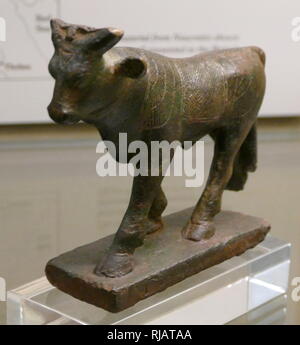 Il greco statuetta in bronzo e di un egiziano Apis - Boll. Trovato nel Delta del Nilo 500 BC. Nella mitologia egizia, api o Hapis era un sacro bull venerata nella regione di Memphis. Identificato come il figlio di Hathor, una divinità principale del pantheon dell'antico Egitto. Foto Stock