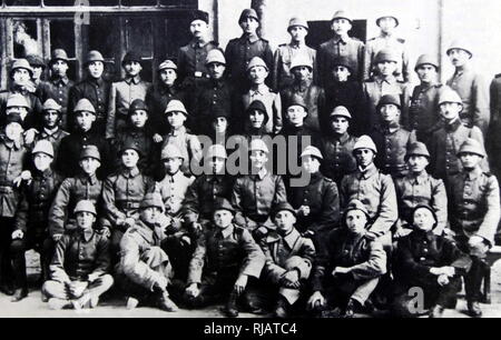 Palestinesi gli studenti ebrei delle palestre Herzliya, laureato come soldati in Ottoman esercito turco nel 1914. La Herzliya ebraico palestra (palestre Herzliya), è uno storico di alta scuola di Tel Aviv, Israele. La scuola è stata fondata nel 1905 in Ottoman-controllato Jaffa. Palestre Herzliya era il paese del primo ebraico di alta scuola. Foto Stock