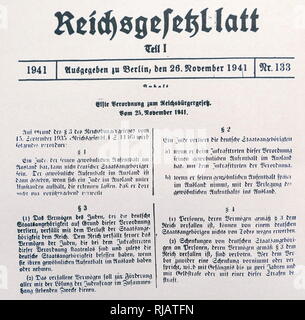 Era nazista, undicesimo decreto che integra il Reich legge sulla cittadinanza. Rilasciato il 25 novembre 1941. Un ebreo residente all'estero non può essere un oggetto tedesco. La proprietà di un ebreo che ha cessato di essere un tedesco soggetta in virtù del presente decreto è confiscato dal Reich tedesco. Tali beni confiscati saranno utilizzati per scopi di "in connessione con la soluzione della questione ebraica". Gli Ebrei la cui proprietà è stata così confiscati non può essere eredi di cittadini tedeschi; presenta loro sono vietate. Foto Stock