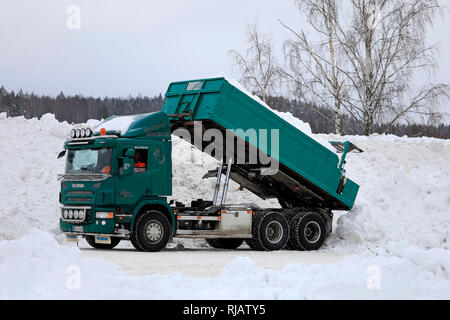 Salo, Finlandia - 2 Febbraio 2019: Verde Scania P420 ribaltabile elevatore scarica snow cancellato dalle strade e parcheggi comunali neve area di dumping. Foto Stock