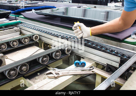 Lavoratore la manutenzione e la riparazione della cinghia del convogliatore in fabbrica Foto Stock