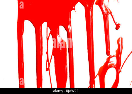 Spessore della vernice rossa su uno sfondo bianco. Flussi di vernice Foto Stock