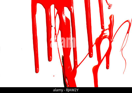 Flussi di rosso vernice spessa su sfondo bianco Foto Stock