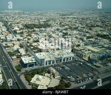 Dubai è il più grande e più popolosa città negli Emirati Arabi Uniti (EAU). Si trova sulla costa sud-est del Golfo Persico ed è la capitale dell'Emirato di Dubai, uno dei sette Emirati che compongono il paese. Dubai è emersa come una città globale e business hub del Medio Oriente. Foto Stock