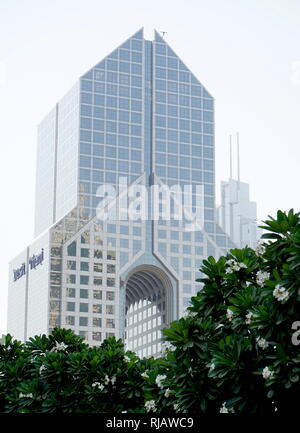 Il Dusit Thani Hotel Tower a Dubai. Dubai è il più grande e più popolosa città negli Emirati Arabi Uniti (EAU). Si trova sulla costa sud-est del Golfo Persico ed è la capitale dell'Emirato di Dubai, uno dei sette Emirati che compongono il paese. Dubai è emersa come una città globale e business hub del Medio Oriente. Foto Stock