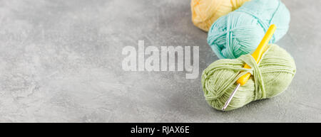 Colorato matasse di filo per crochet o maglia, colori delicati, lana blend con cotone Foto Stock