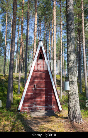 Finnland, Kuusamo, Toilette, Plumpsklo eines Ferienhauses einfachen (Mökki) Foto Stock