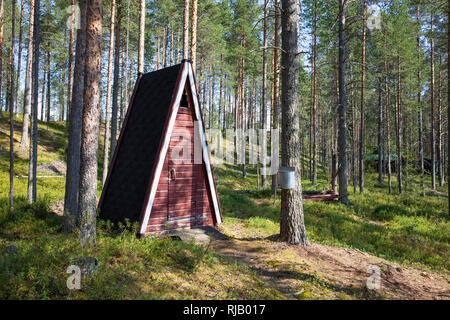 Finnland, Kuusamo, Toilette, Plumpsklo eines Ferienhauses einfachen (Mökki) Foto Stock