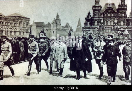 Vladimir Lenin con il leader sovietico nella Piazza Rossa di Mosca, Russia 1919 Foto Stock