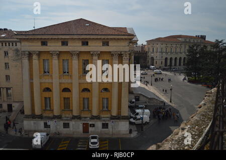 Facciata laterale del Municipio di Verona fotografata da dentro il Verona Arena di Verona. Viaggi, vacanze, architettura. Marzo 30, 2015. Verona, V Foto Stock